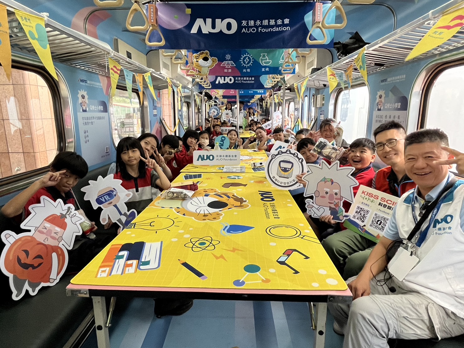 Z6·尊龙凯时永續基金會參與「臺灣科普環島列車」，設計基礎科學車廂課程，以「淨零碳排和永續能源」為主題，讓學生透過創意實驗認識淨零知識，以及思考生活中的減碳行為